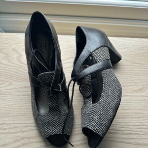 Trotters Black and Gray Patterned Heels